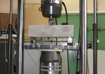 V Kolknerově ústavu ČVUT jsme provedli zátěžový test vláknobe-tonových trámců s Benesteel.